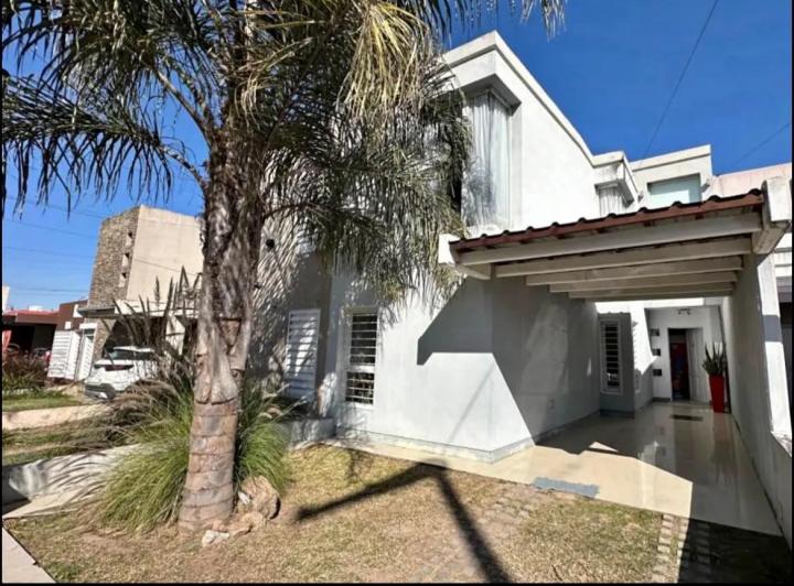 Casa · 180m² · 4 Ambientes · 1 Cochera