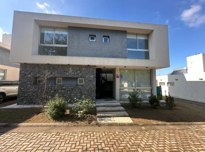 Casa · 200m² · 3 Ambientes · 2 Cocheras
