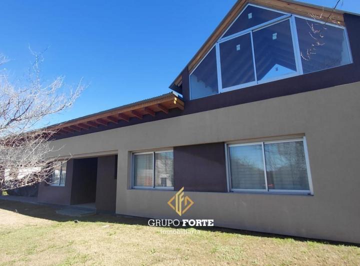 Casa · 270m² · 6 Ambientes · 3 Cocheras