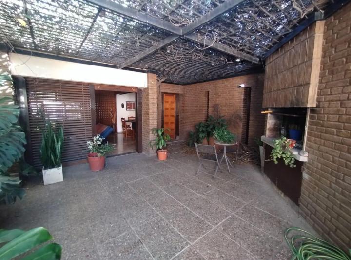 Casa · 240m² · 5 Ambientes · 2 Cocheras