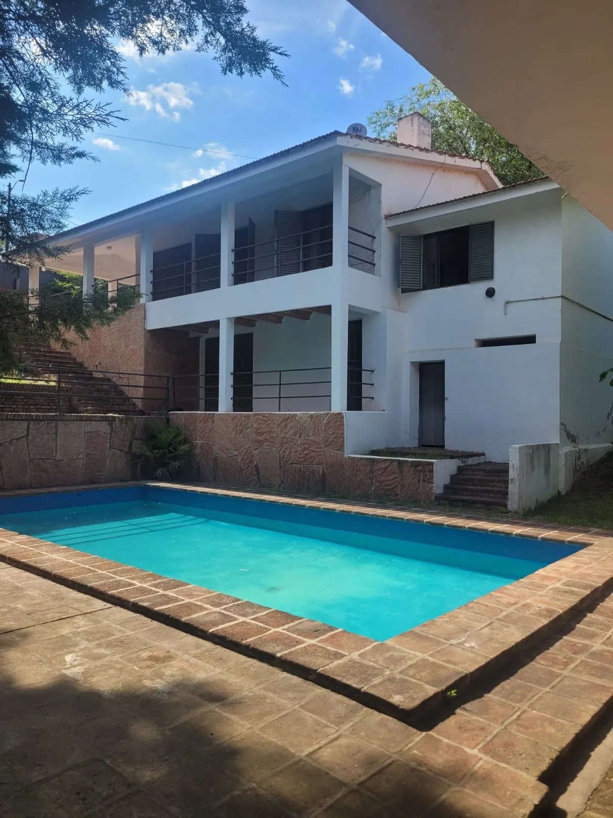Villa Carlos Paz. Costa Azul. Casa 3 dor. Quincho. Piscina. 1000 m2. Escritura.