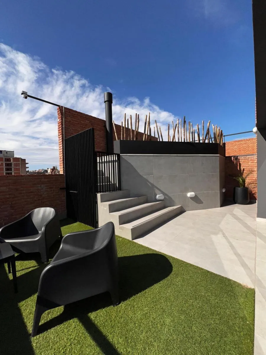 Vendo dpto c1 dorm, patio de uso propio y pileta.