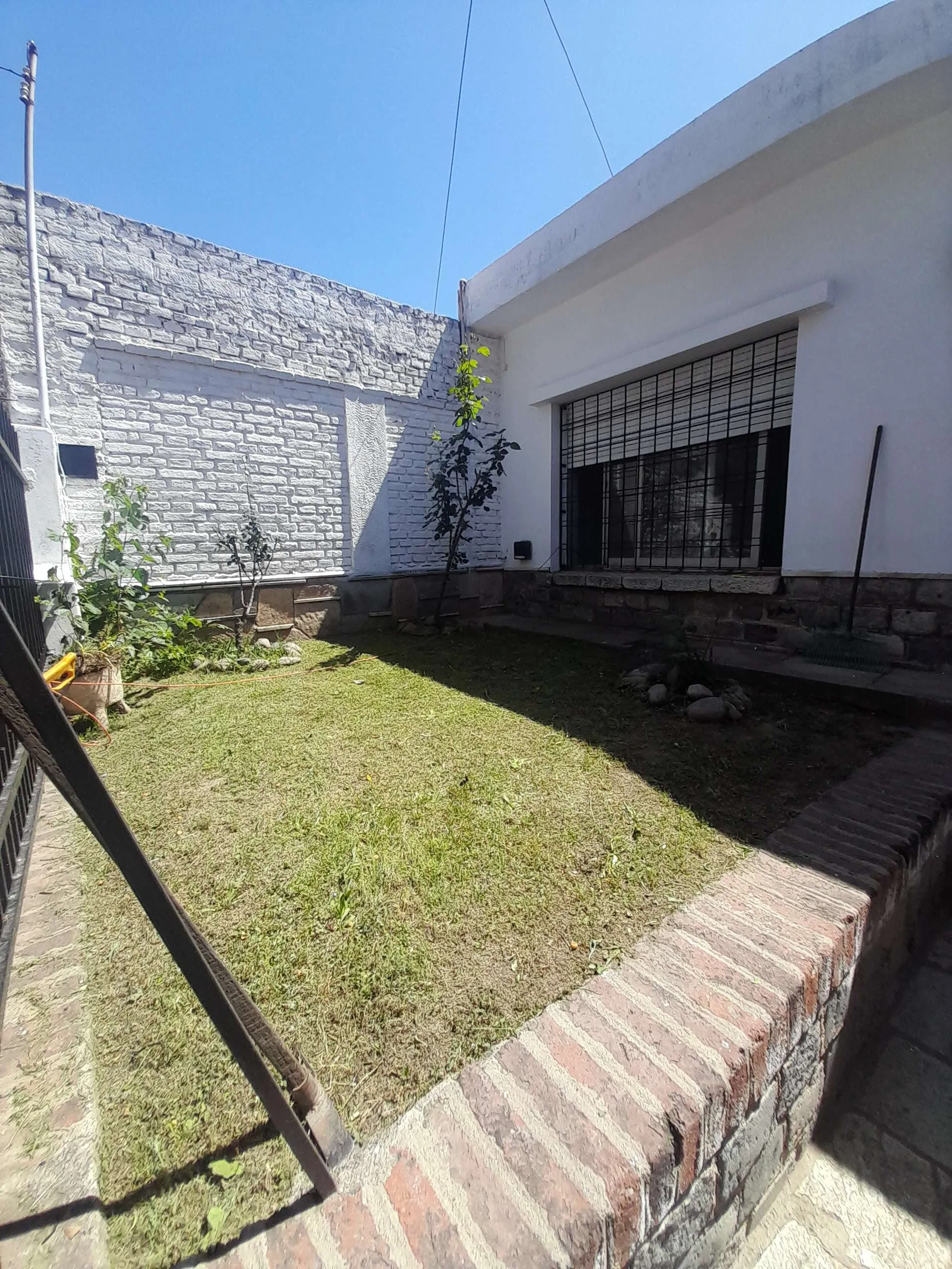 VENTA CASA 2 DORMITORIOS, COCHERA Y PATIO