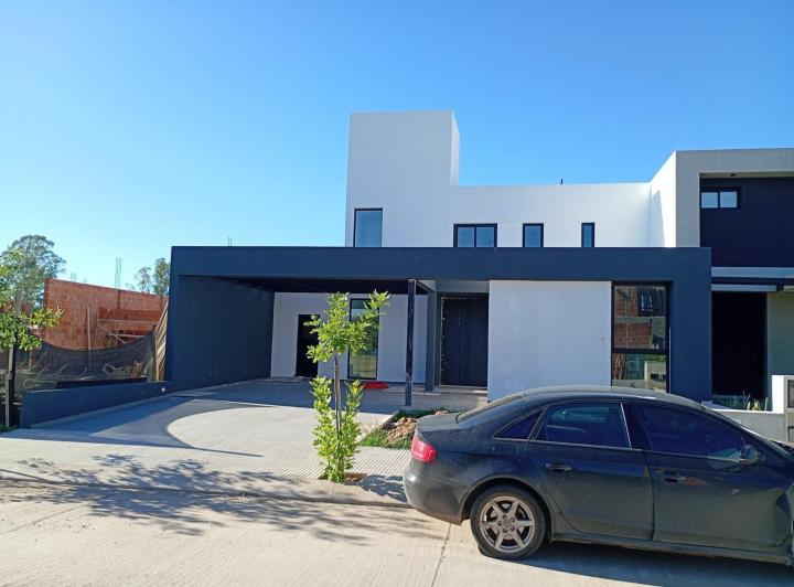 Casa · 240m² · 6 Ambientes · 1 Cochera