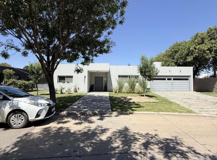 Casa · 1500m² · 8 Ambientes · 2 Cocheras