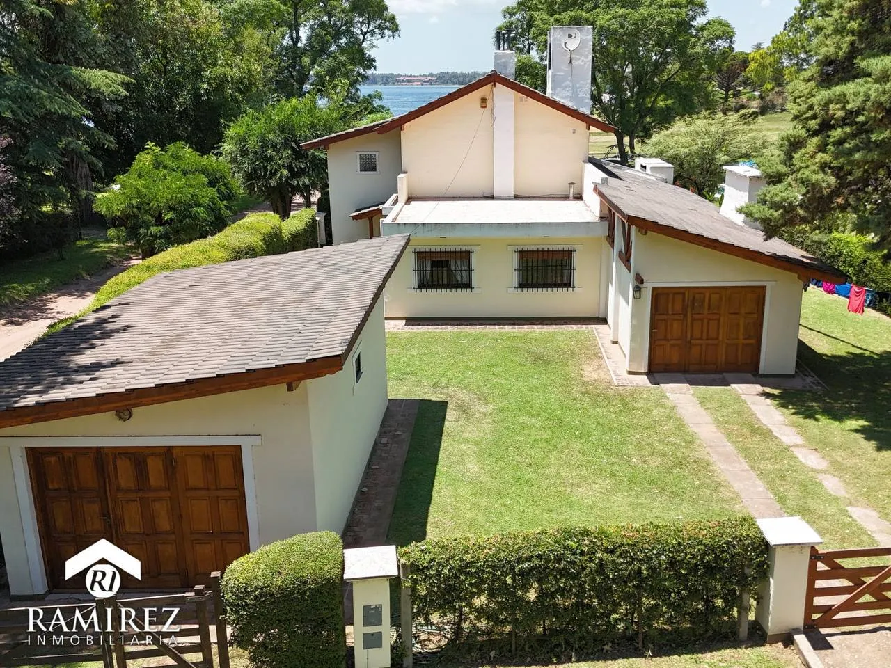 HERMOSA CASA EN VENTA CON COSTA AL LAGO - VILLA DEL DIQUE, PLAYA GRANDE - CORDOBA (CA207)