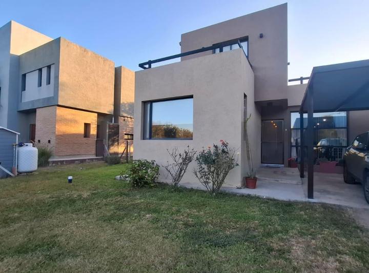 Casa · 490m² · 6 Ambientes · 2 Cocheras
