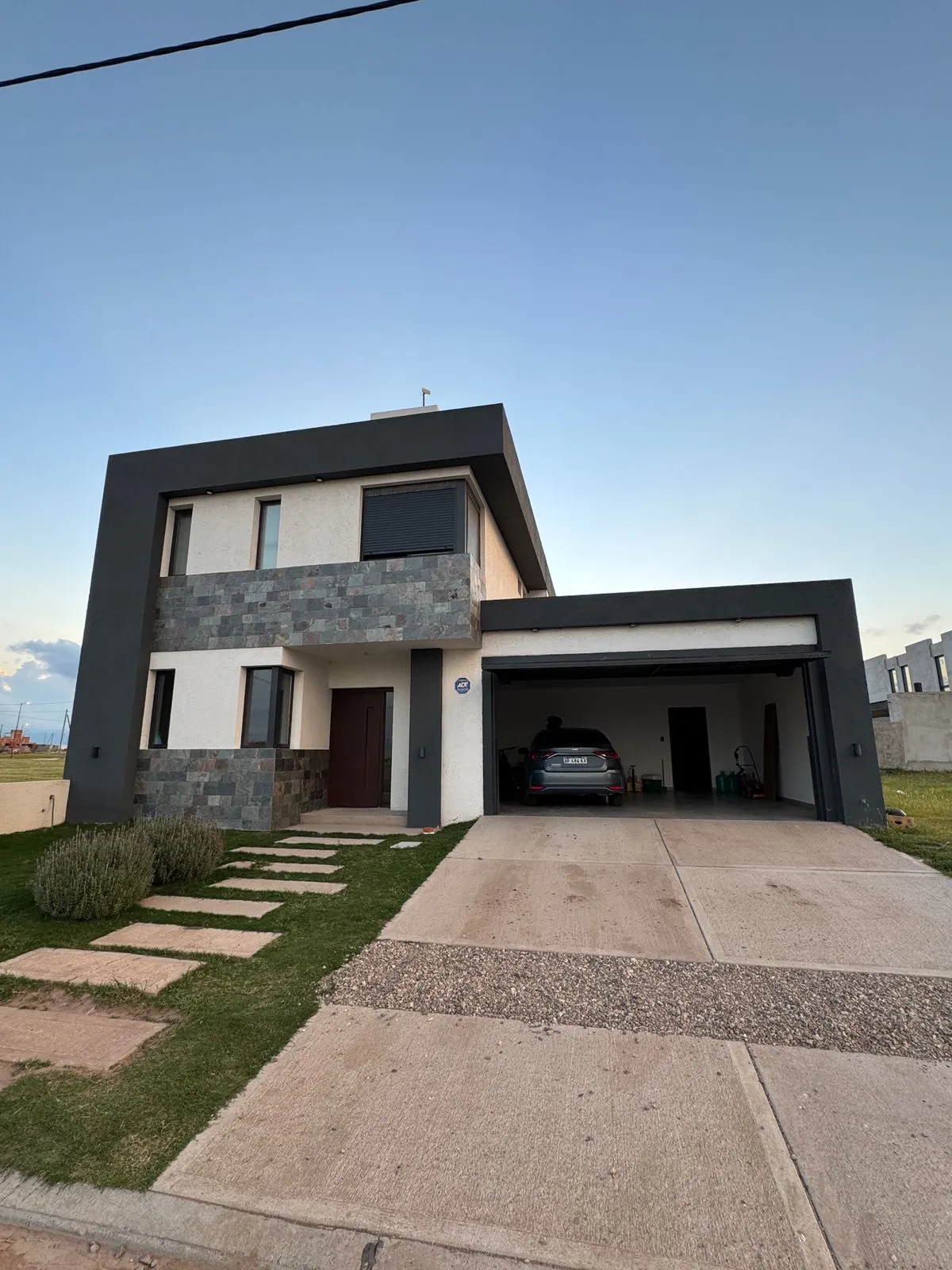 VENDO CASA DE CATEGORIA EN MANANTIALES, 3 DORMI, 3 BAÑOS COCHERA PARA DOS CHATAS