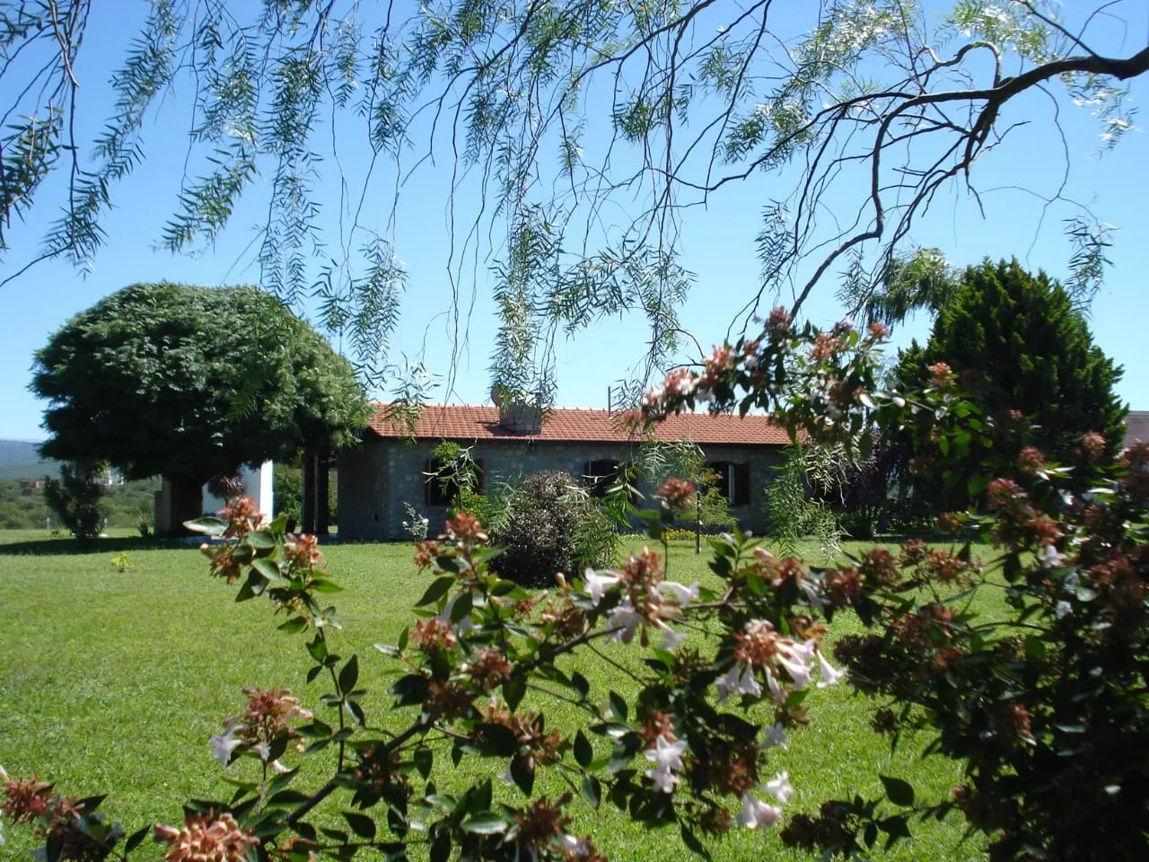 CASA DE PIEDRA  MALAGUEÑO BARRIO SIERRAS DE ORO ENTRE CAUSANA Y CAÑITAS