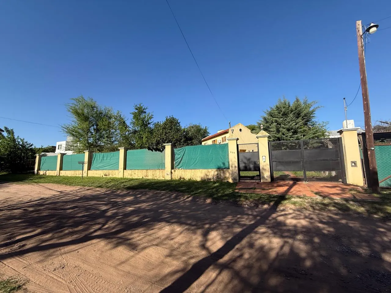 GRAN PROPIEDAD APTO CREDITO -tres dormitorios en un terreno de 1050 mts en el Ta...