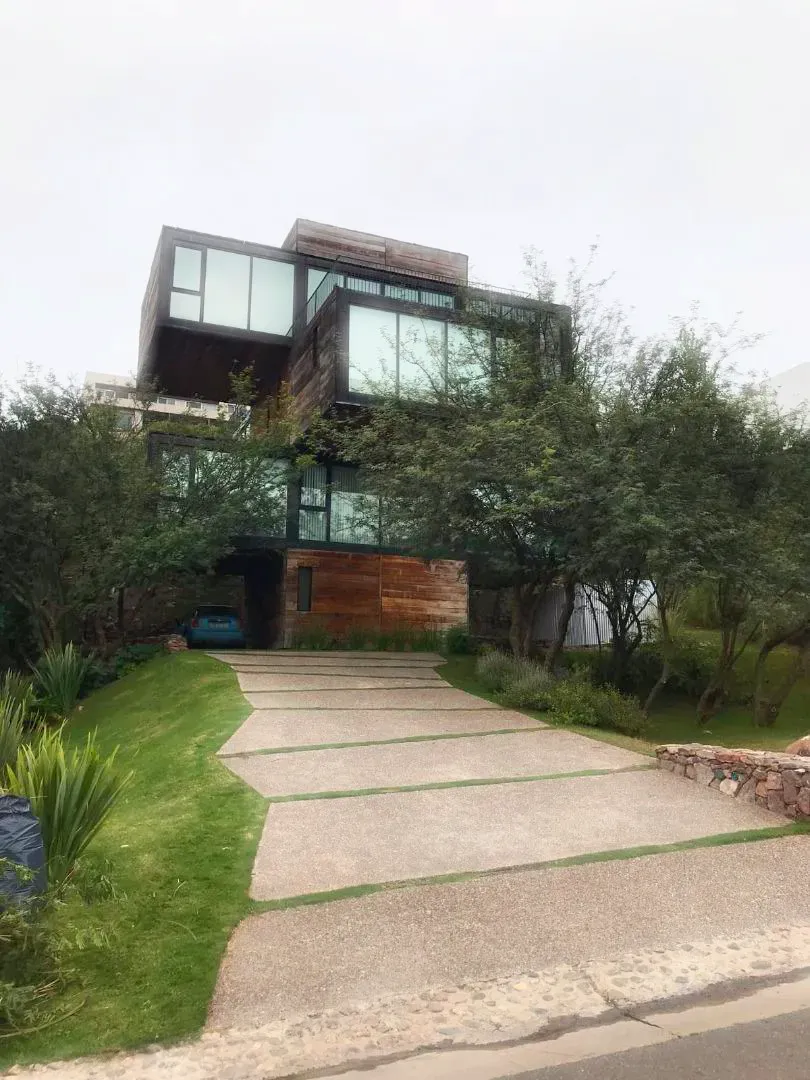 Casa de Categoría en La Rufina | 3 Dorm., Pileta y Diseño Moderno