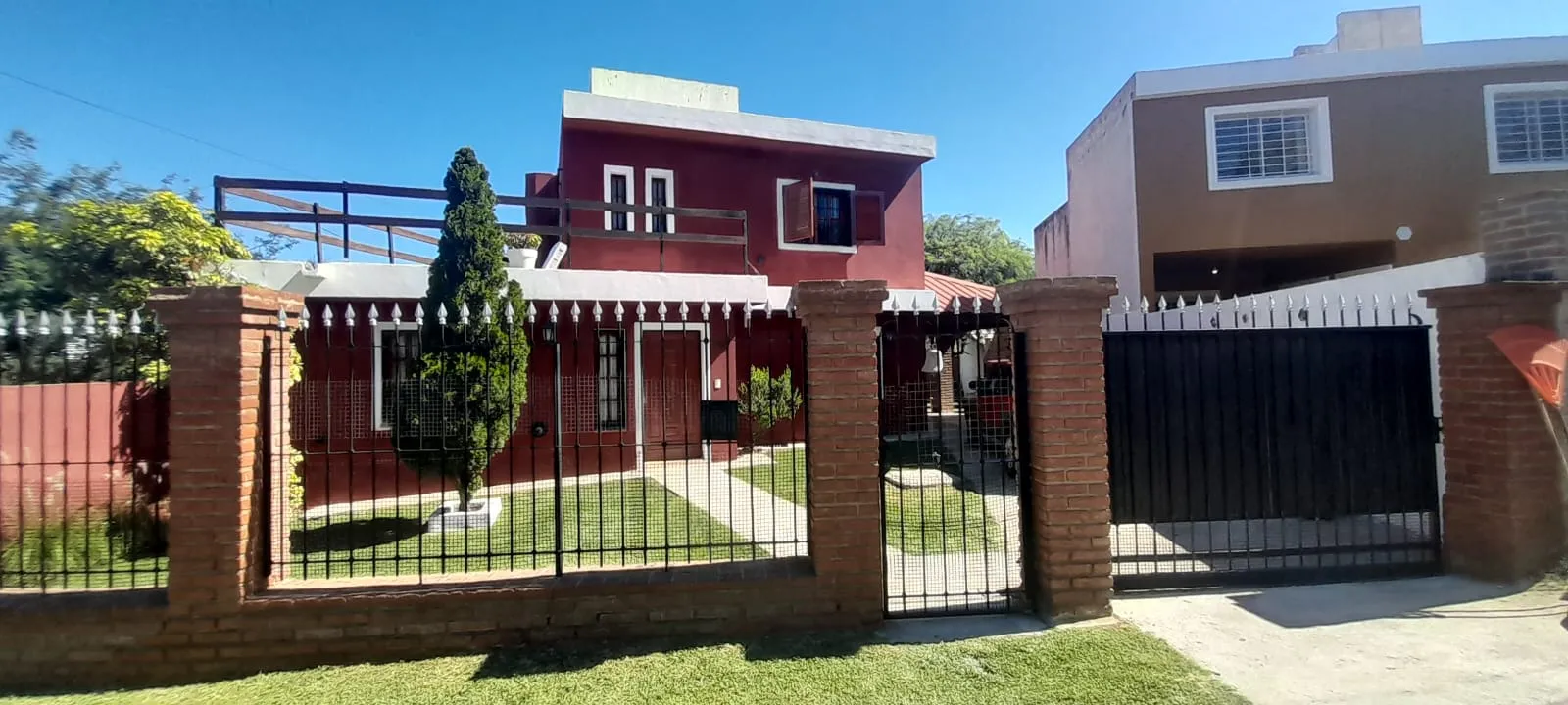 casa en venta tres dormitorios, Pileta, amplio jardín, Cuesta Colorada