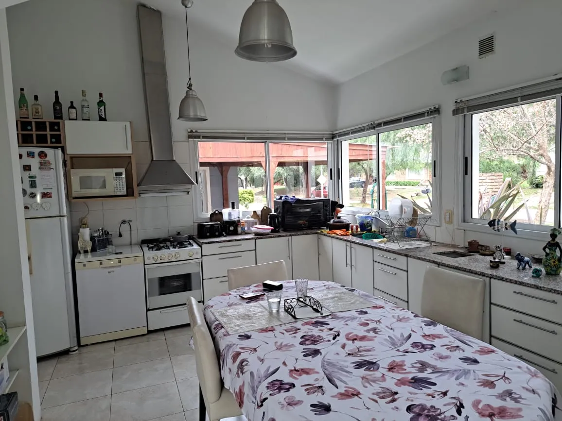VENDO CASA BARRIO SAN ISIDRO 4 DORMITORIOS 3 BAÑOS, EN UNA PLANTA