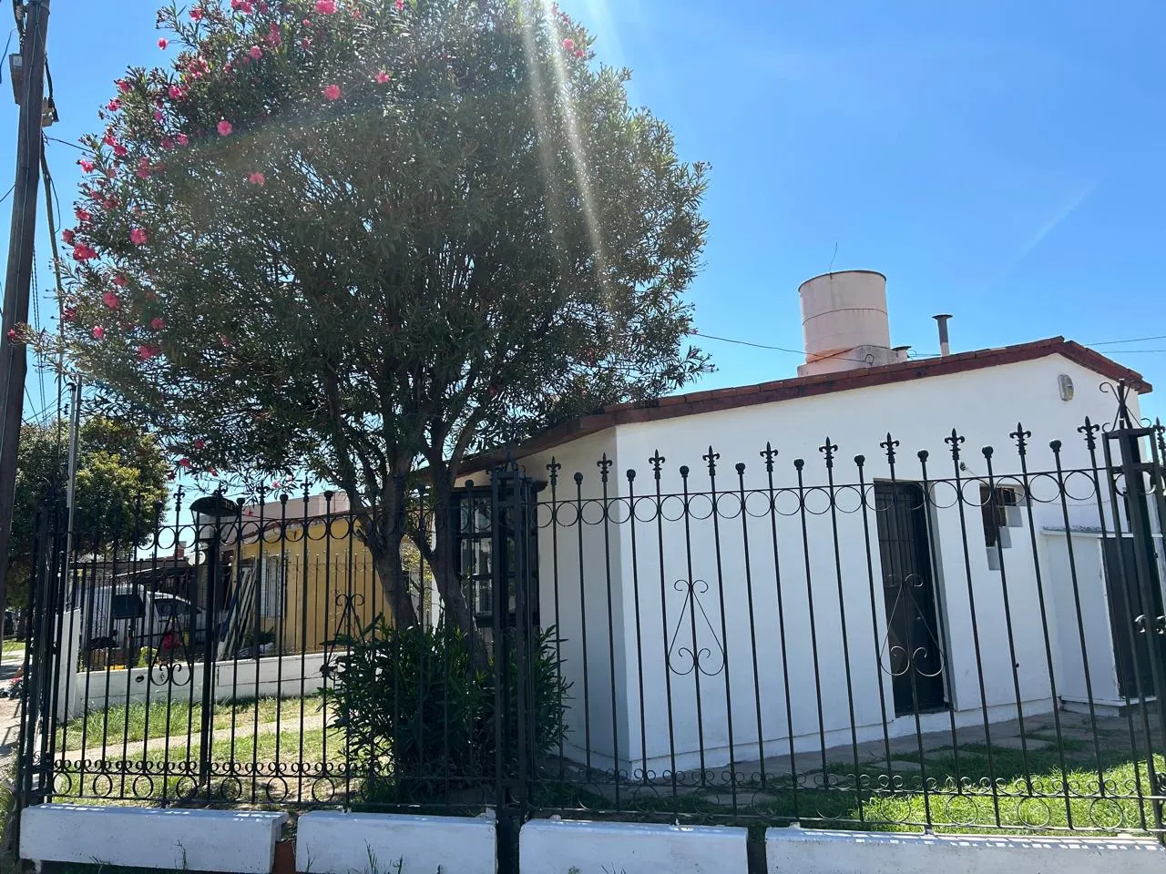 VENDO CASA ESQUINA 2 DORM B° LAS FLORES IMPERDIBLE!