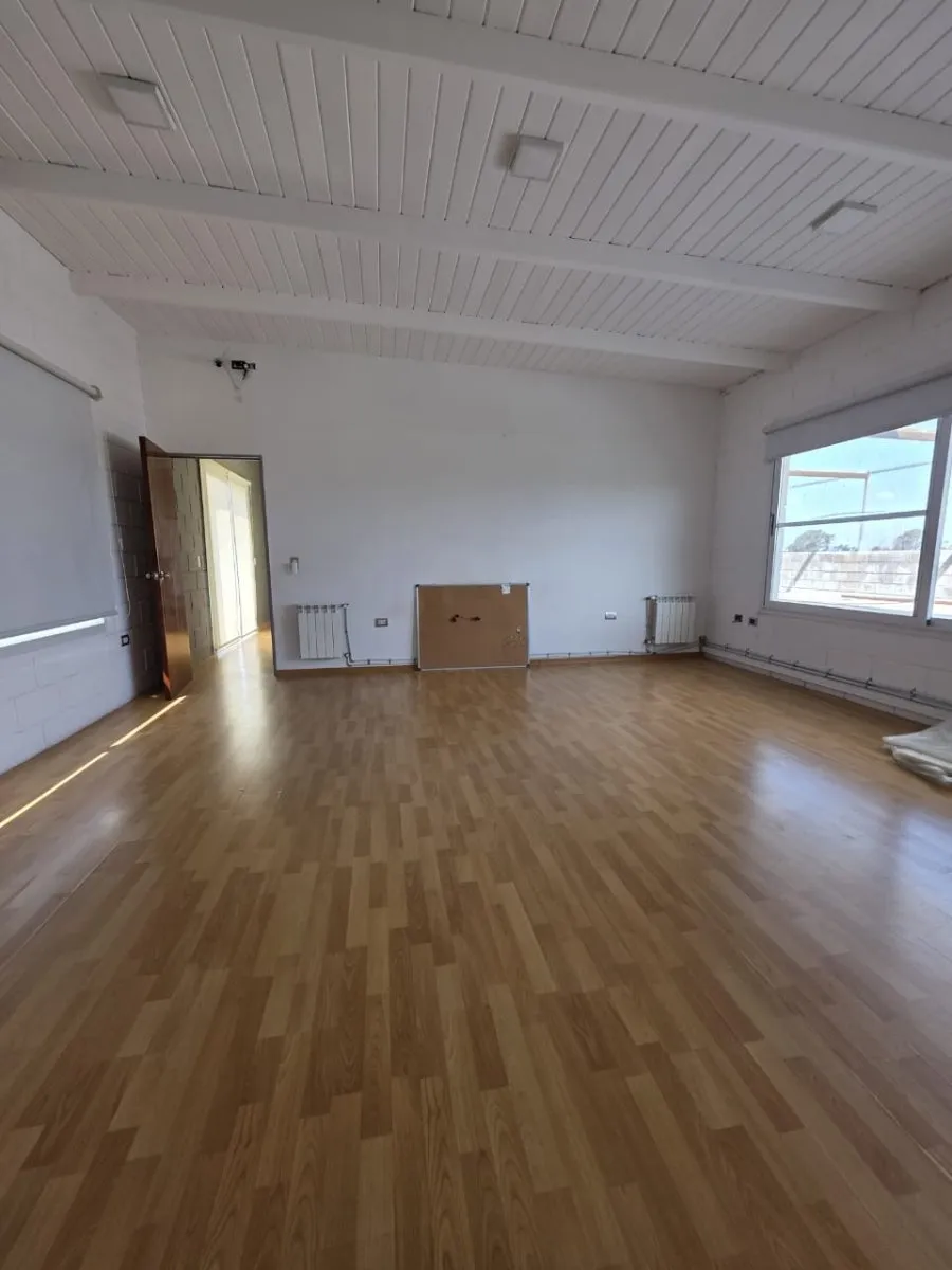 VENTA DE CASA  DE CATEGORIA DE 3 DORMITORIOS EN B° CERRADO - CAMPOS DEL VIRREY,...