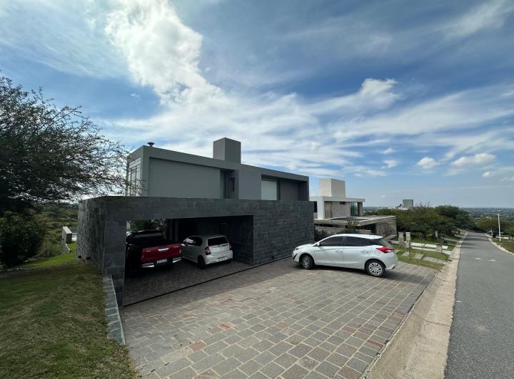 Casa · 480m² · 7 Ambientes · 2 Cocheras