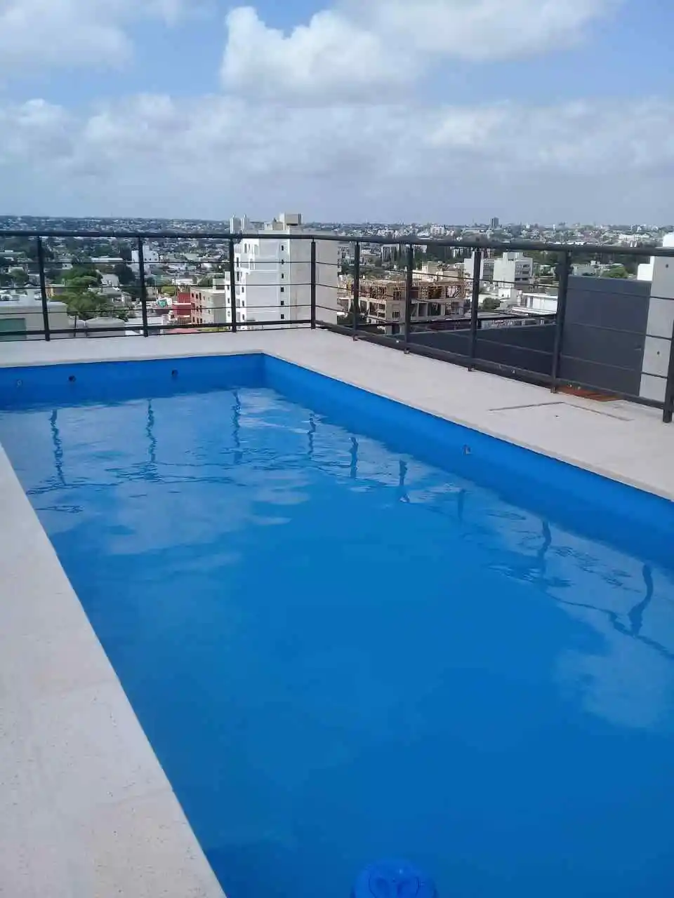 9 DE JULIO AL 2900. DPTO 2 DORM. 2 BAÑOS. PATIO CHICO. TERRAZA. PILETA.