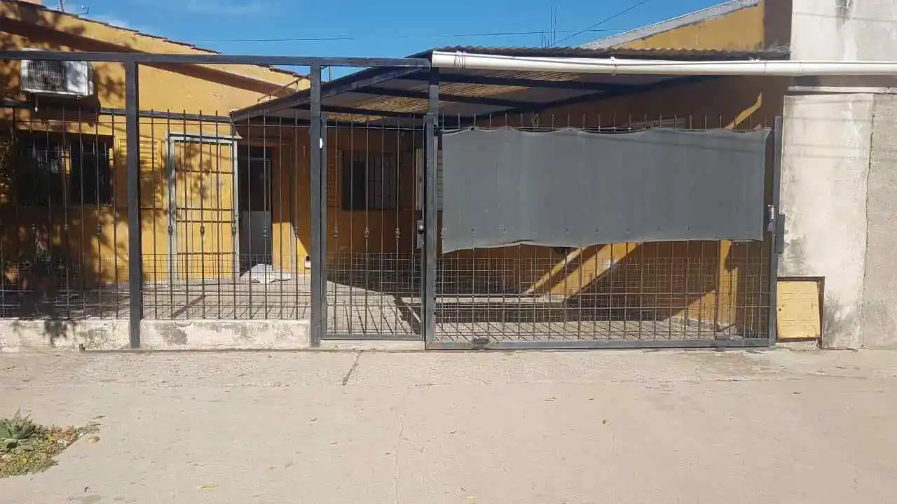 VENDO CASA DE 3 DORM. EN B° POLICIAL LOS ROBLES!!! U$D 45.000