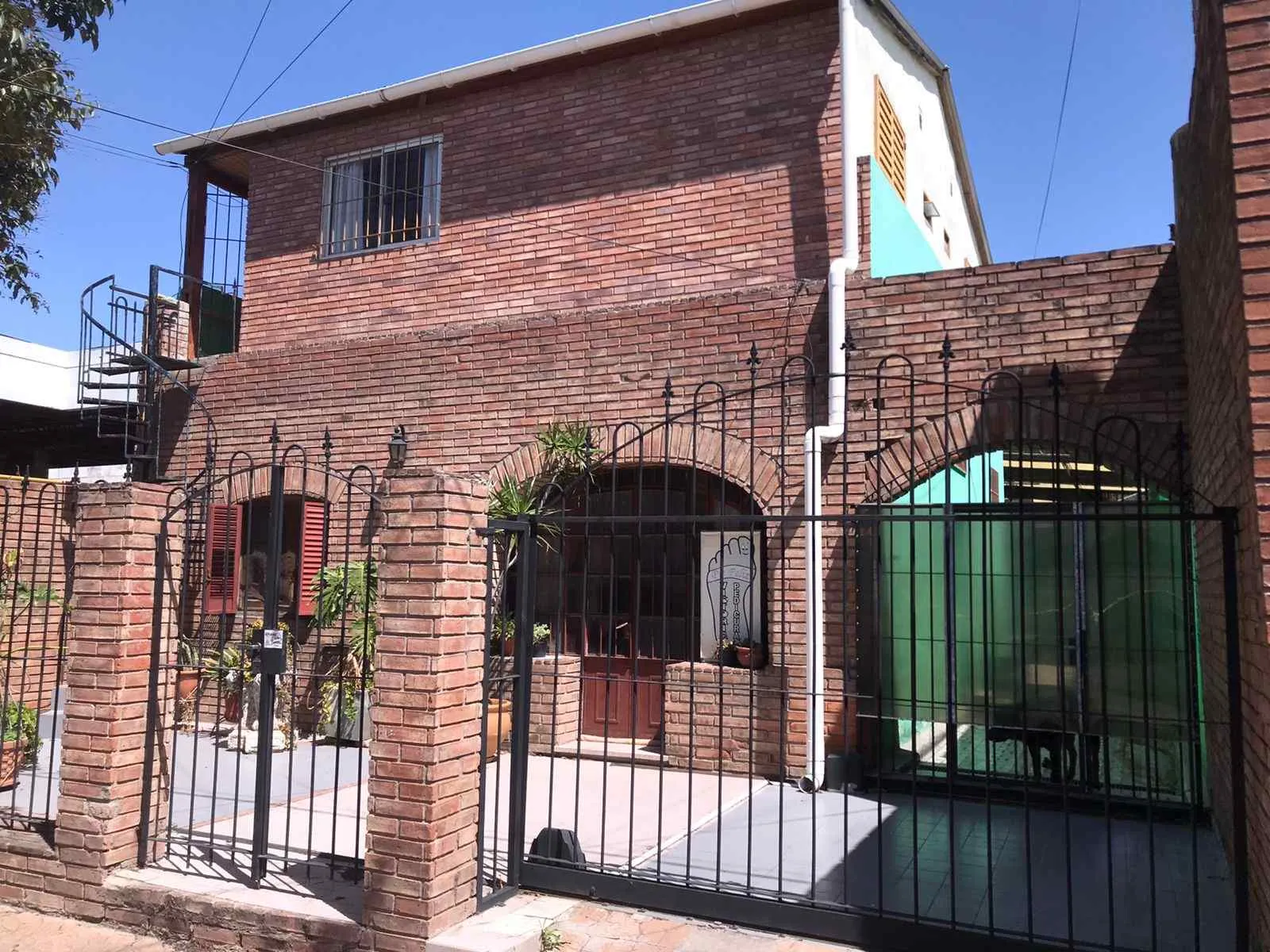 VENDO CASA 4 DORM + 3 DPTOS EN JULIO ROCA AL 1100!!! U$D 150.000