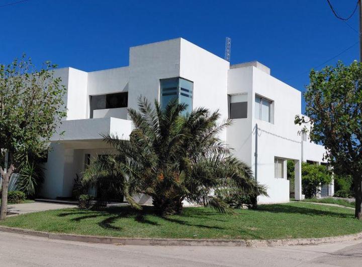 Casa · 350m² · 9 Ambientes · 3 Cocheras