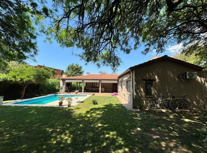 Casa · 213m² · 8 Ambientes · 2 Cocheras