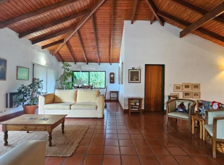 Casa · 350m² · 8 Ambientes · 3 Cocheras