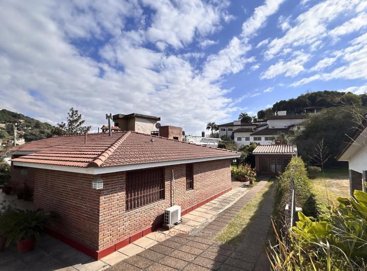 Casa · 900m² · 3 Dormitorios · 1 Cochera