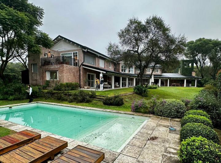 Casa · 600m² · 8 Ambientes · 4 Cocheras