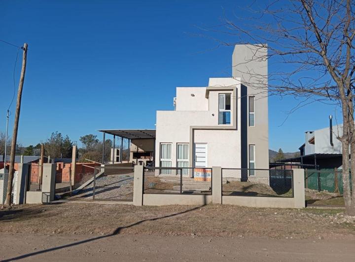 Casa · 80m² · 8 Ambientes · 1 Cochera