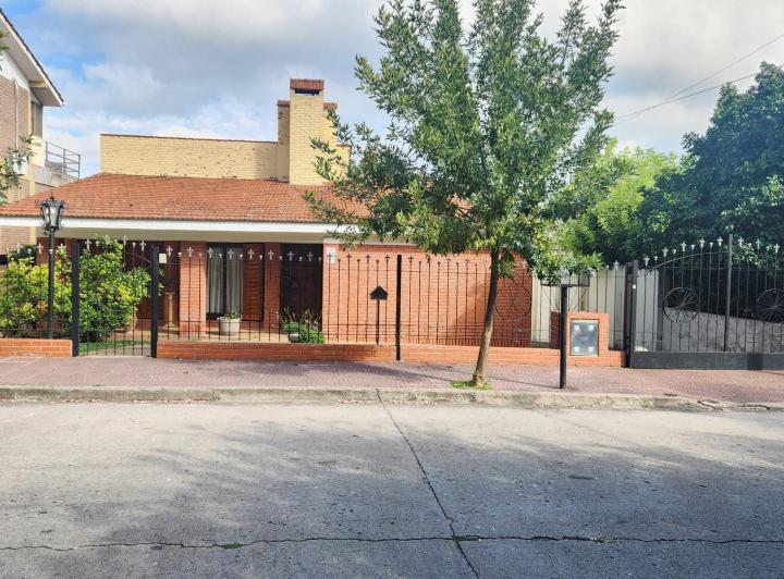 Casa · 250m² · 3 Dormitorios · 2 Cocheras