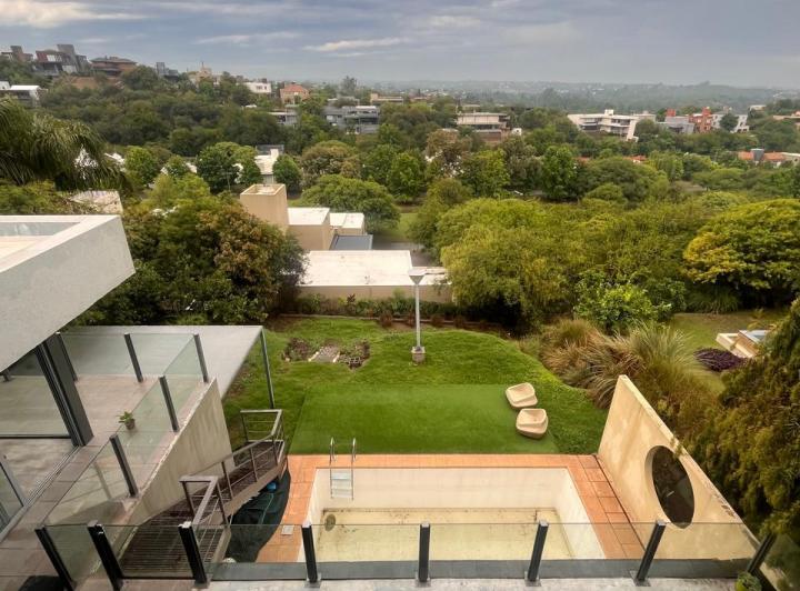 Casa · 385m² · 4 Dormitorios · 3 Cocheras