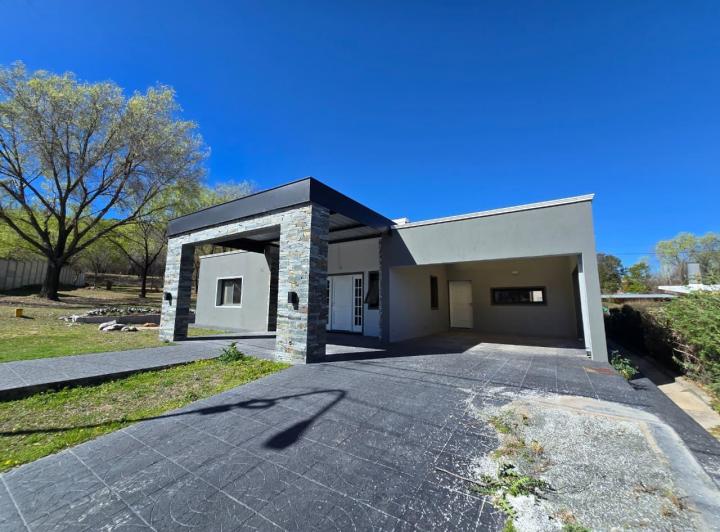 Casa · 260m² · 5 Ambientes · 2 Cocheras