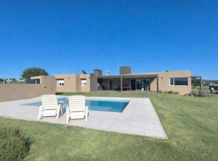 Casa · 280m² · 4 Ambientes · 3 Cocheras