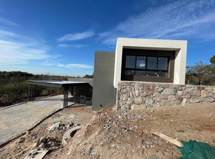 Casa · 340m² · 7 Ambientes · 2 Cocheras