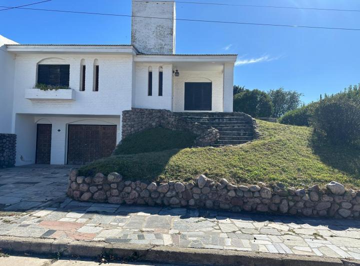 Casa · 179m² · 7 Ambientes · 1 Cochera