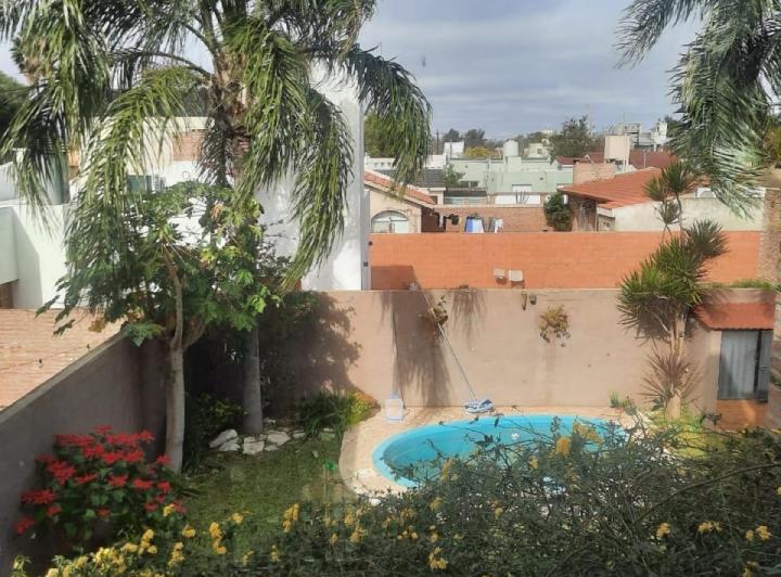 Casa · 220m² · 5 Ambientes · 2 Cocheras