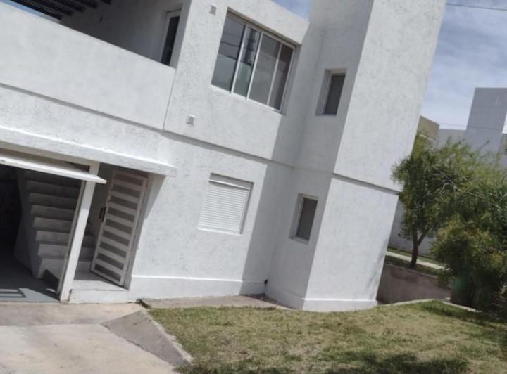 Casa · 225m² · 5 Ambientes · 2 Cocheras