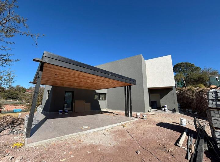 Casa · 330m² · 14 Ambientes · 2 Cocheras