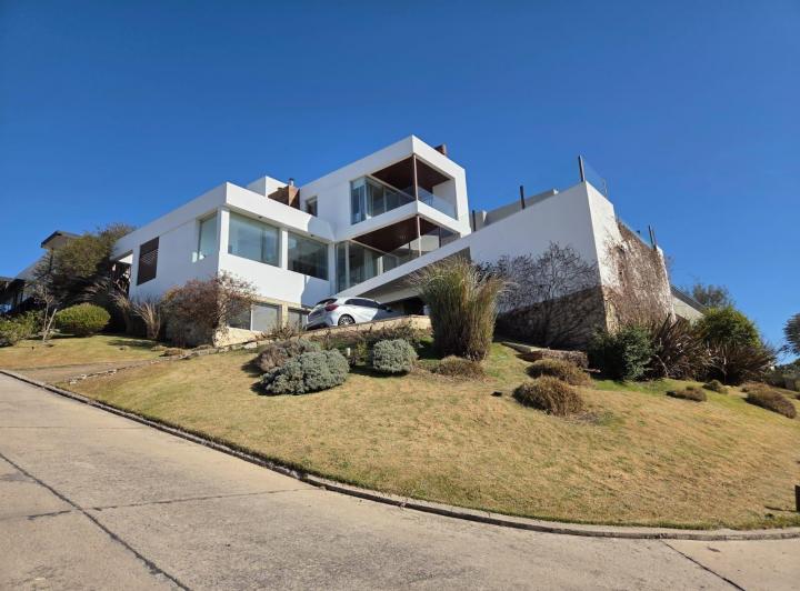 Casa · 352m² · 7 Ambientes · 2 Cocheras