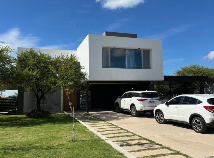 Casa · 425m² · 7 Ambientes · 6 Cocheras