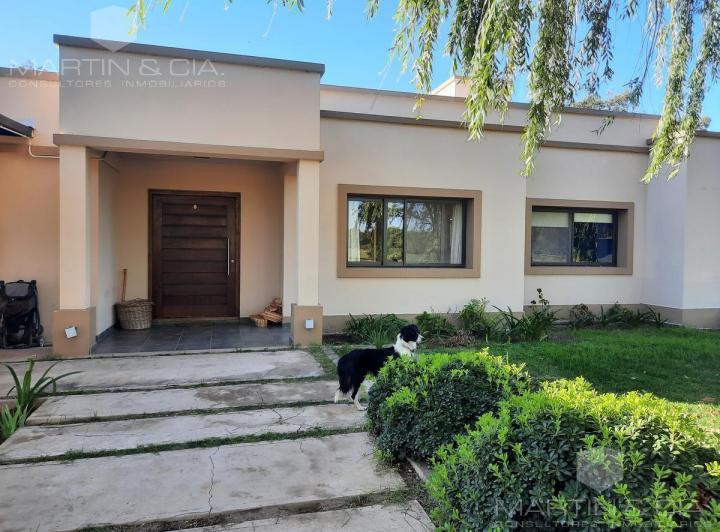Casa · 2200m² · 7 Ambientes · 2 Cocheras