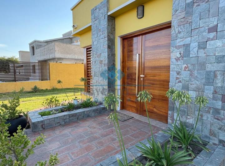 Casa · 198m² · 3 Ambientes · 2 Cocheras