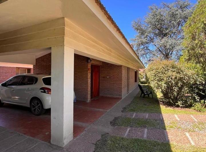 Casa · 200m² · 6 Ambientes · 2 Cocheras
