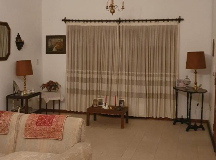 Casa · 210m² · 10 Ambientes · 1 Cochera