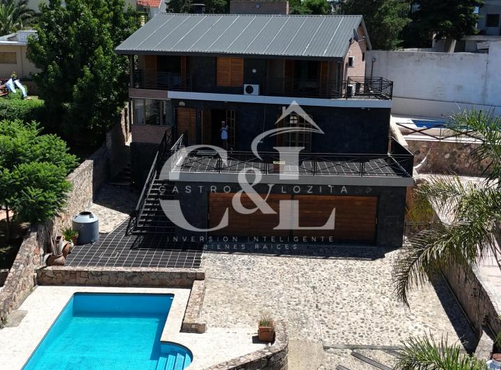 Casa · 370m² · 7 Ambientes · 2 Cocheras
