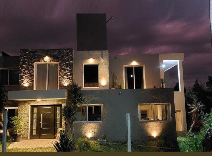 Casa · 290m² · 6 Ambientes · 2 Cocheras