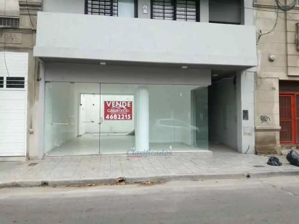 LOCAL EN EUROPA AL 100, A ESTRENAR, FRENTE A PLAZA RAFAEL NUÑEZ, VIDRIERA  AMPLI
