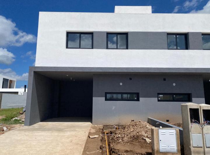 Casa · 125m² · 4 Ambientes · 2 Cocheras
