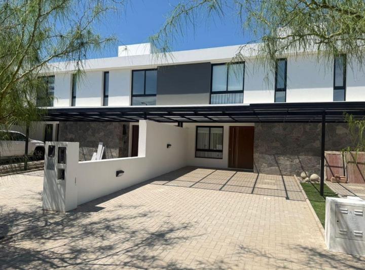 Casa · 130m² · 4 Ambientes · 2 Cocheras