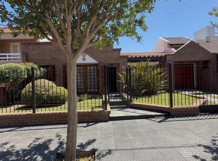 Casa · 290m² · 4 Dormitorios · 5 Cocheras